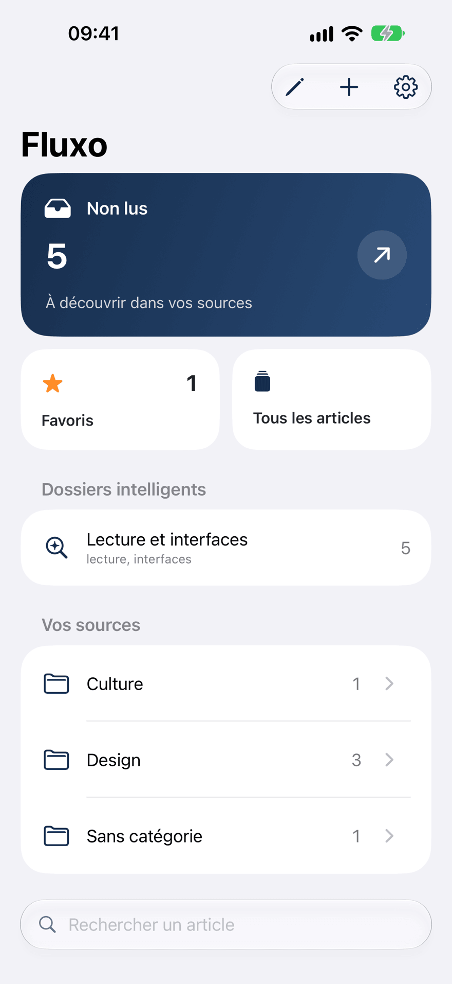 La bibliothèque de Fluxo Reader sur iPhone, avec les non-lus, favoris, dossiers intelligents et sources.